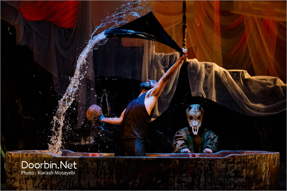 نمایش شاخ بی‌سر به کارگردانی محمد برهمنی با بازی فرزین ‌محدث،مهشید ‌خدادی،مهدی ‌یگانه و علیرضا ‌حق‌پرست